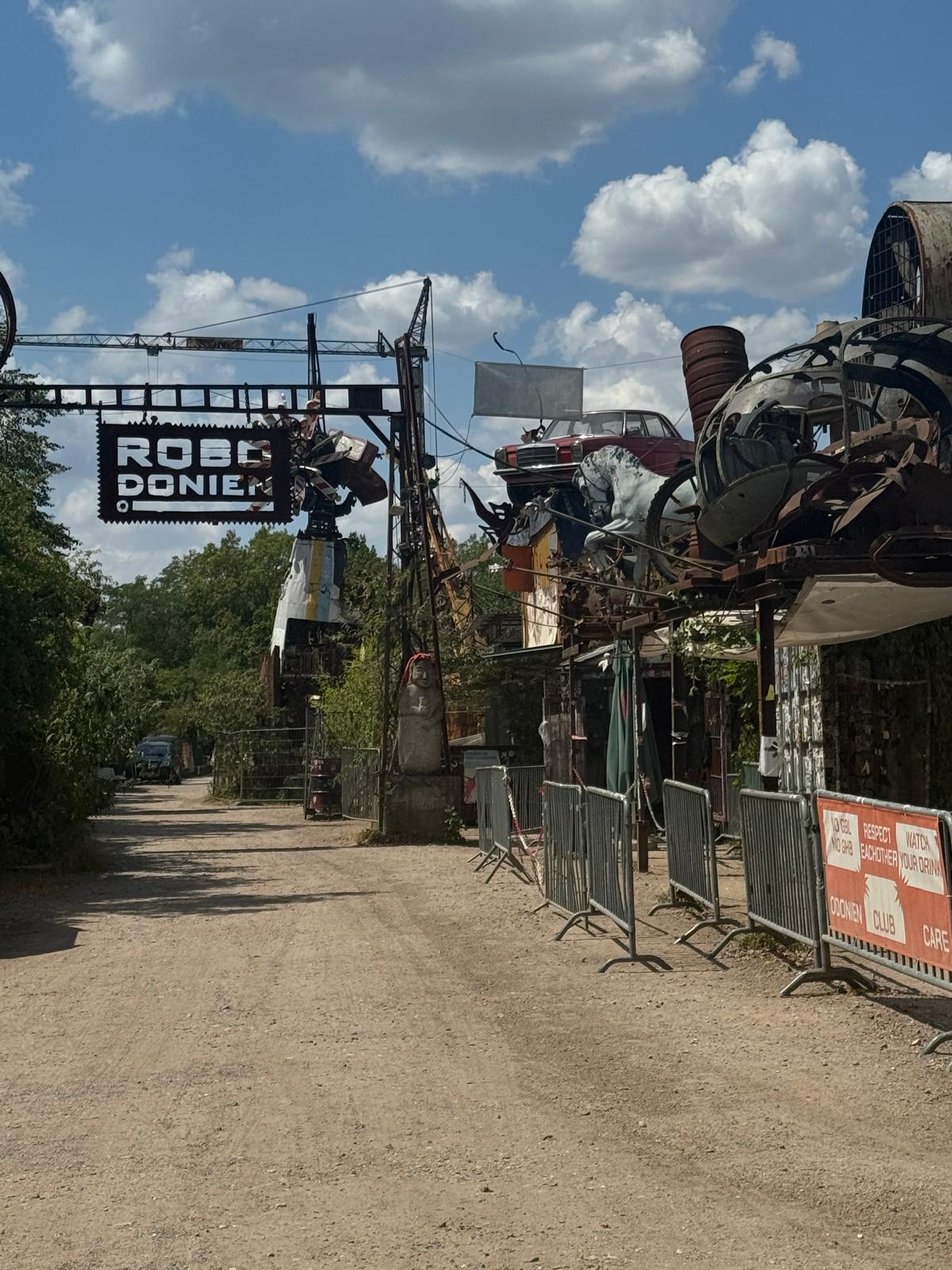 Eingang zum Freistaat Odonien mit Robodonien-Schild