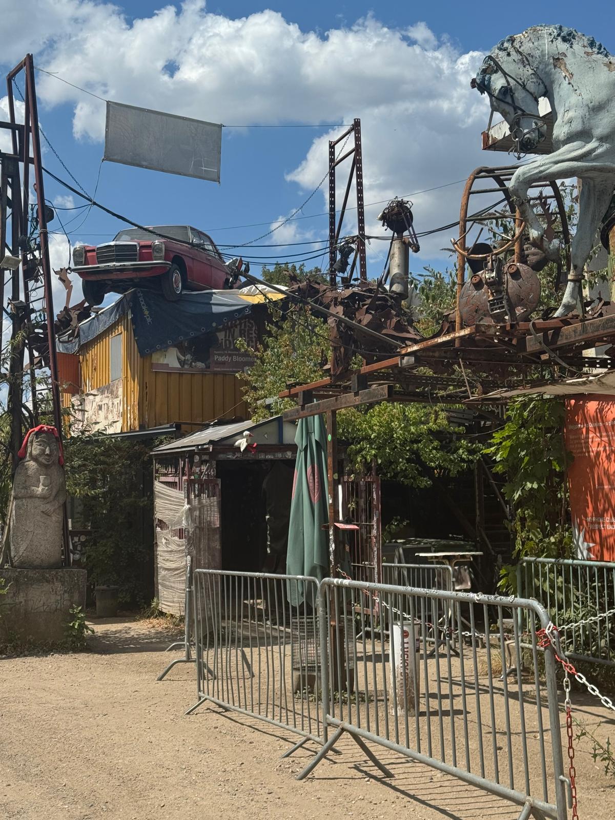 Skulpturen und Container im Odonien