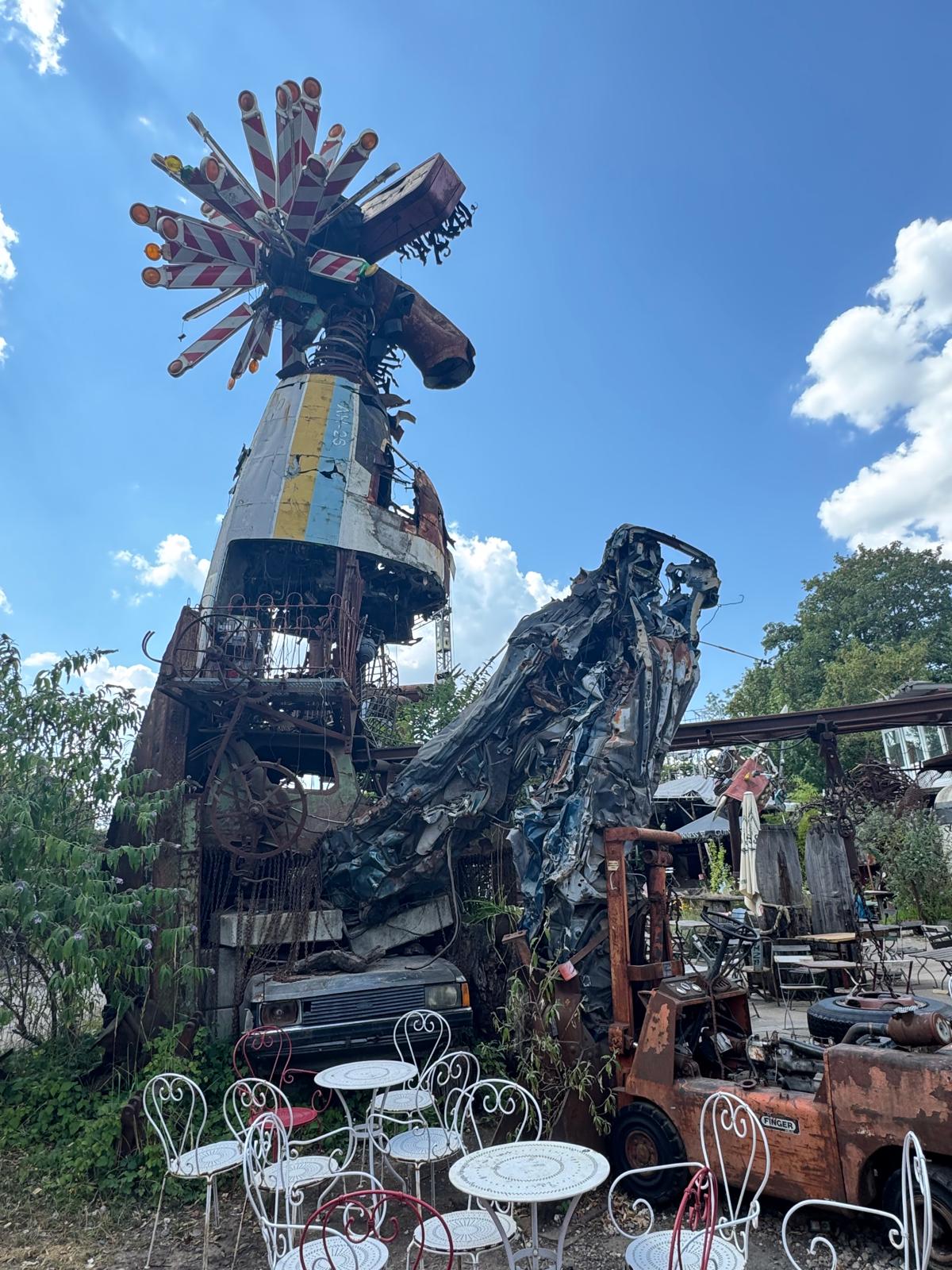Große Metallskulptur über dem Biergarten im Odonien